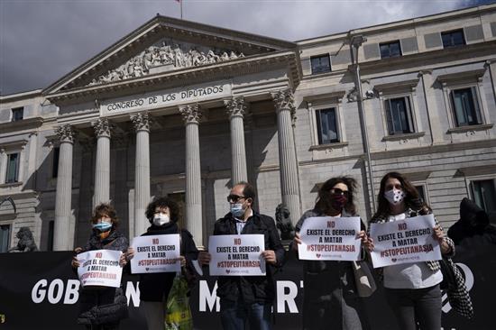 当地时间2021年3月18日，西班牙马德里，反对安乐死的示威者在西班牙议会外抗议。